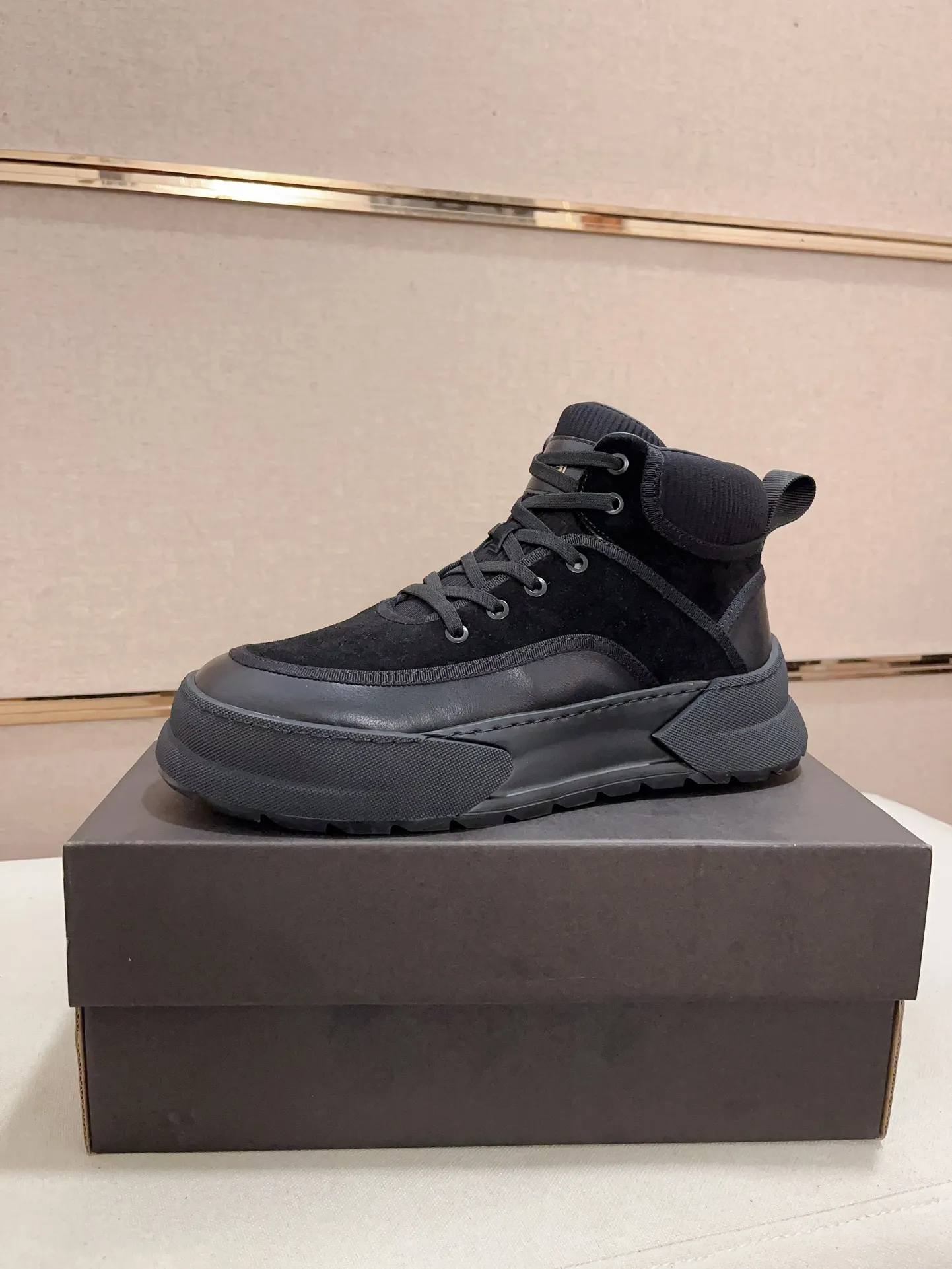 Factory Price: 380 Men's Men's Shoes💰North American Men's Shoes Ugg ☃️In the special sale of new high-quality men's shoes and snow boots in autumn and winter, the nemesis of extreme cold weather! Made of cowhide leather, merino wool lining, and original outsole, whether driving, outdoor or daily wear, there is always one that suits you! Code number 39-44